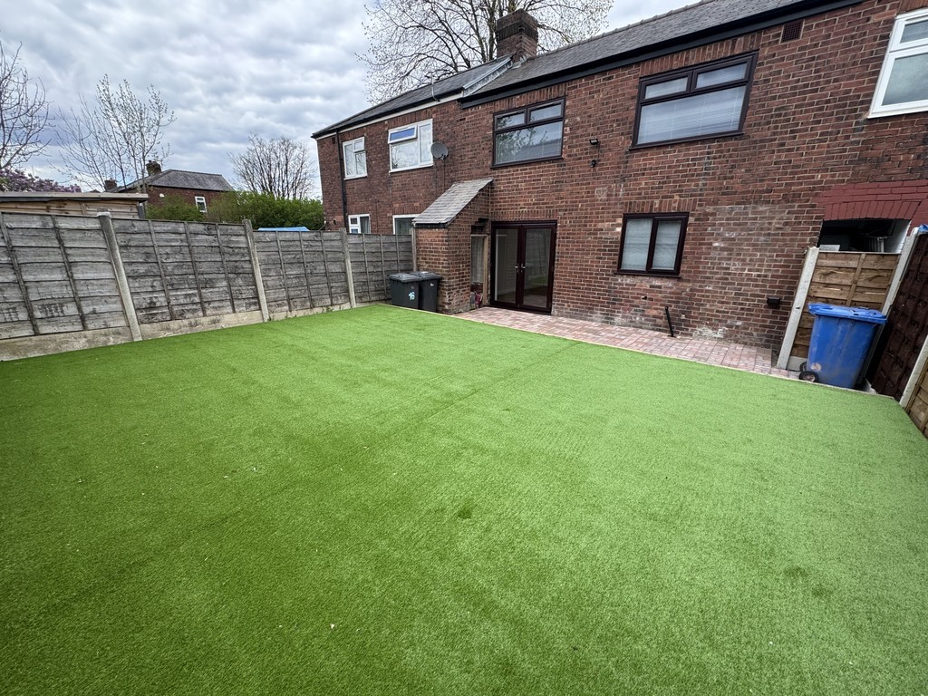 Images for Coronation Street, Swinton, Manchester EAID:0c021585af0b9d676445b7c53ff3beb9 BID:1